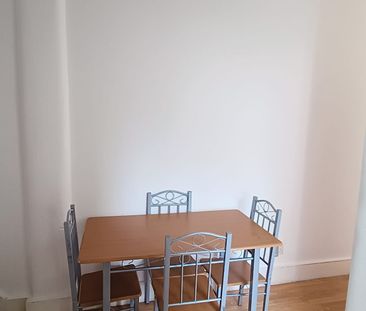 Flat in Palmers Green - Photo 1