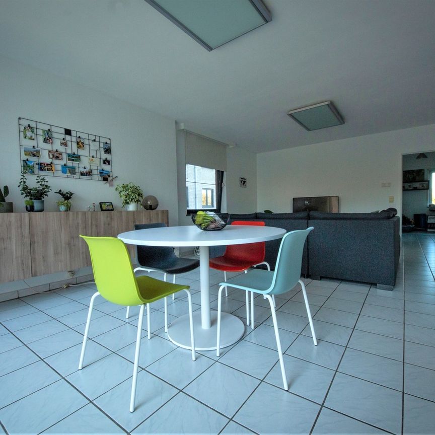 Ruim appartement met 2 kamers en gesloten garagebox - Photo 1