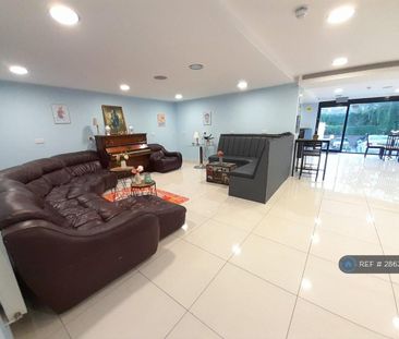 1 bedroom in a house share to rent - Photo 2