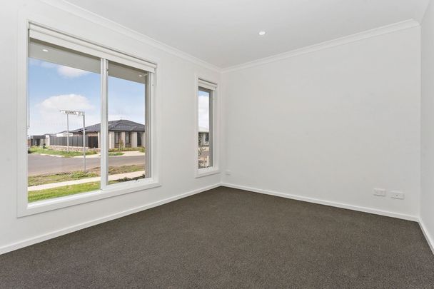 Brand New Family Living in the Heart of Sunbury - Photo 1