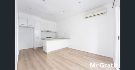 Stylish Two-Storey Townhouse Opposite Kingsley Gardens - Photo 2