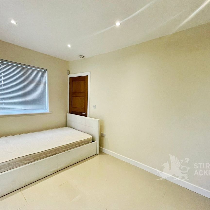 Garden Close, Addlestone, Surrey, KT15 2PT - Photo 1