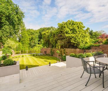 A stunning waterfront 6 bedroom property located on the banks of the River Wey, completed to a high standard and a walk to Weybridge town centre. - Photo 6