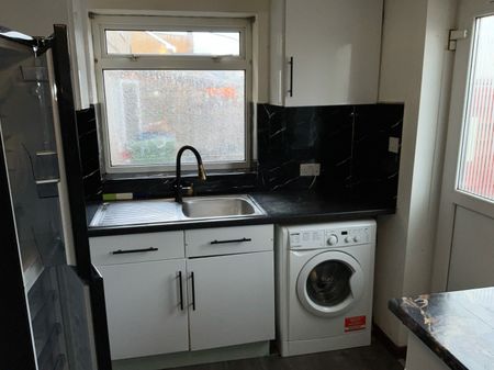 3 bed Semi-Detached - To Let - Photo 3