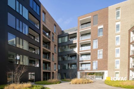 Prachtig afgewerkt en lichtrijk appartement op 2e verdieping met private autostaanplaats - Photo 3