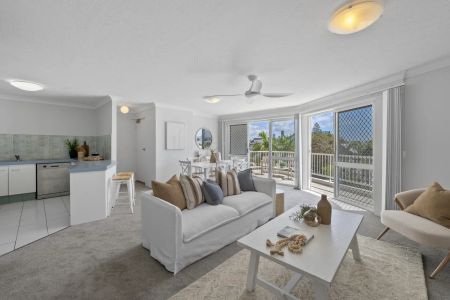 North-east facing beachside apartment with double parking - Photo 3