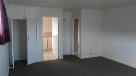 Spacious bedsit - Photo 2