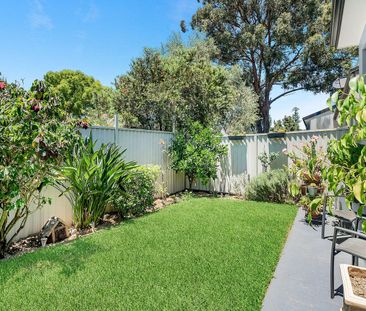 Spacious split level townhouse in central location - Photo 2