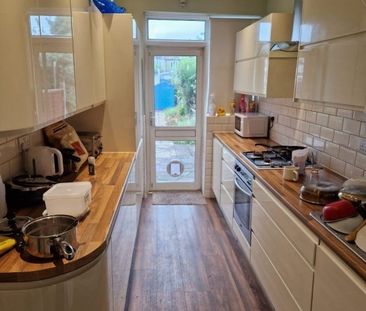 Room in a Shared House, Suffolk Road, IG3 - Photo 4