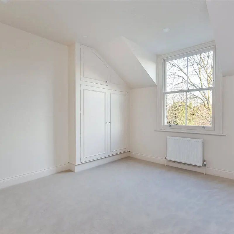 2 bedroom flat in London - Photo 2