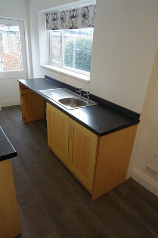 3 bedroom House To Let Total Size: 1077 SQ FT - Photo 5