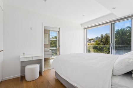 Modern, Light filled and Spacious 3 Bedroom Apartment With Stunning City and District Views! - Photo 4