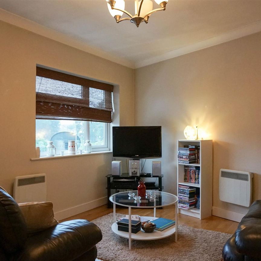 Flat A, 8 St Anns Road, Headingley, Leeds, LS6 3NX - Photo 1