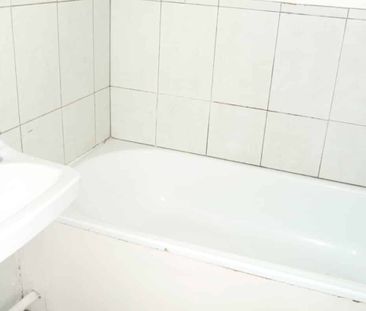 Great location two double bedroom unit with a private courtyard. - Photo 5