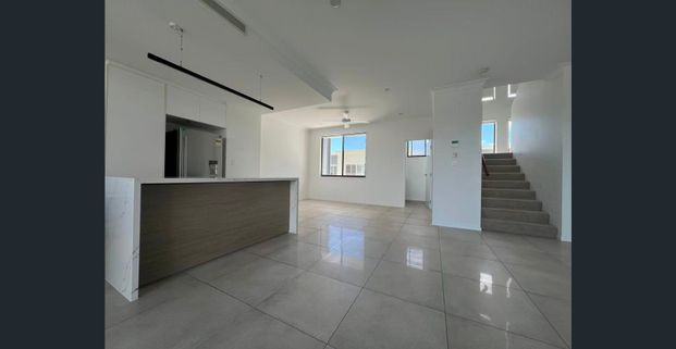 Four bedroom stunning home is ready to be called home！ - Photo 1