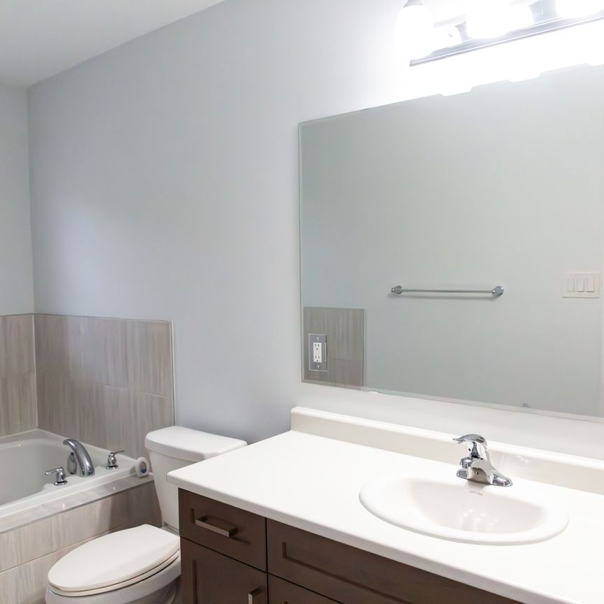 For Lease - 230 Avonsyde Boulevard Unit# 17, Hamilton, Ontario - Photo 1