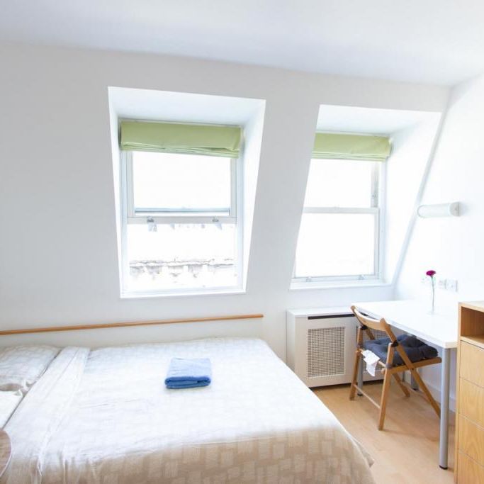 BILLS INCLUDED - Charming top-floor studio apartment in Earls Court, London SW5 - Photo 1