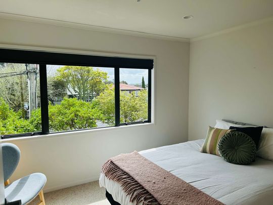 Terraced Townhouse With City Views - Photo 1