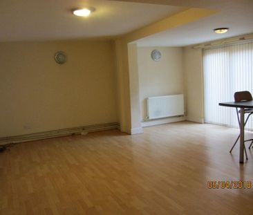 4 bedroom semi-detached house to rent - Photo 5