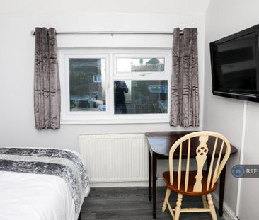 4 bedroom terraced house to rent - Photo 3
