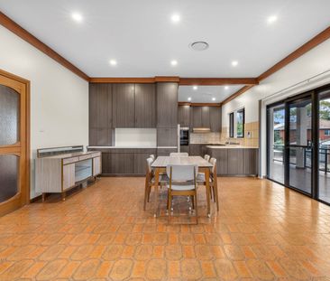 A rare find! Suits extended family with two kitchens and two bathro... - Photo 3