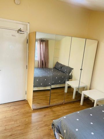 1 bedroom in a house share to rent - Photo 2