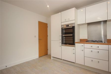 4 bedroom end of terrace house to rent - Photo 2