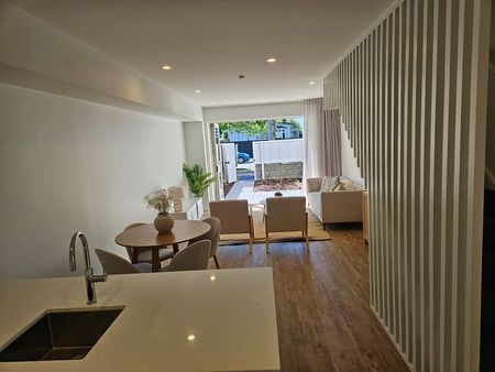 Chic 2BR Townhouse! - Photo 4