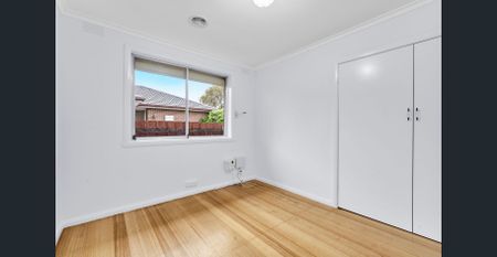 Charming 3-Bedroom Home Backing Onto Park – Walk to Parkmore! - Photo 4