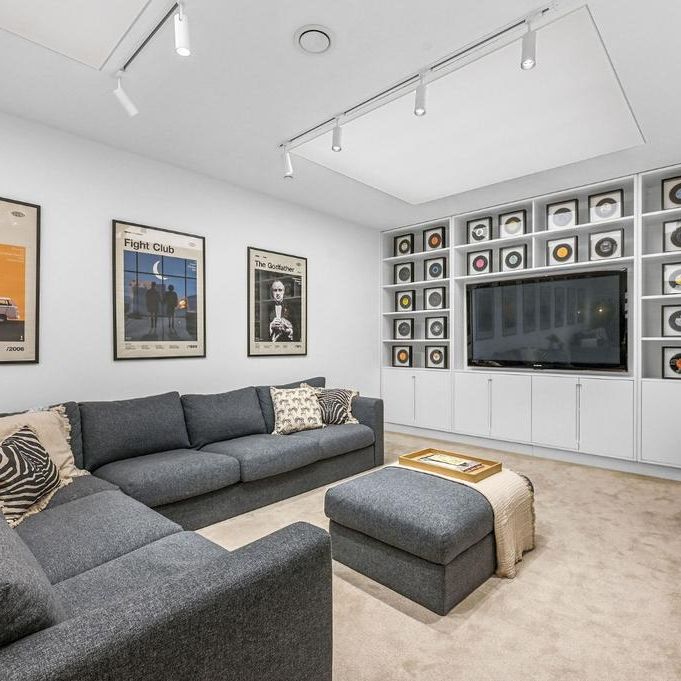 3 bedroom mews to rent - Photo 1