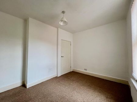 4 bedroom semi-detached house to rent - Photo 3