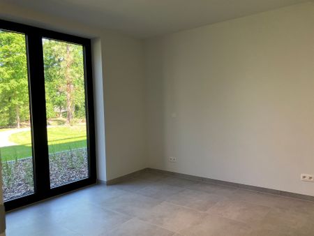 Gelijkvloersappartement met 2 slaapkamers en terras. - Photo 3