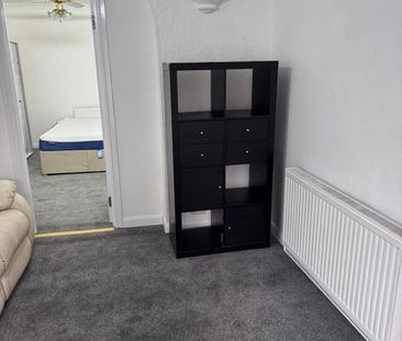 1 Bed Flat, Kingsley Avenue, TW3 - Photo 6