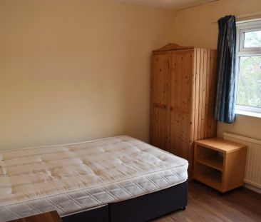 4 bedroom semi-detached house to rent - Photo 2