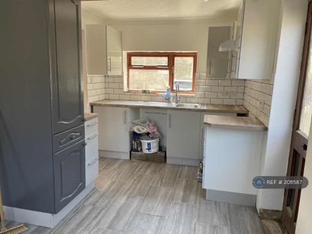 2 bedroom semi-detached house to rent - Photo 5