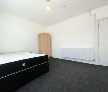 1 bedroom in a flat share to rent - Photo 4