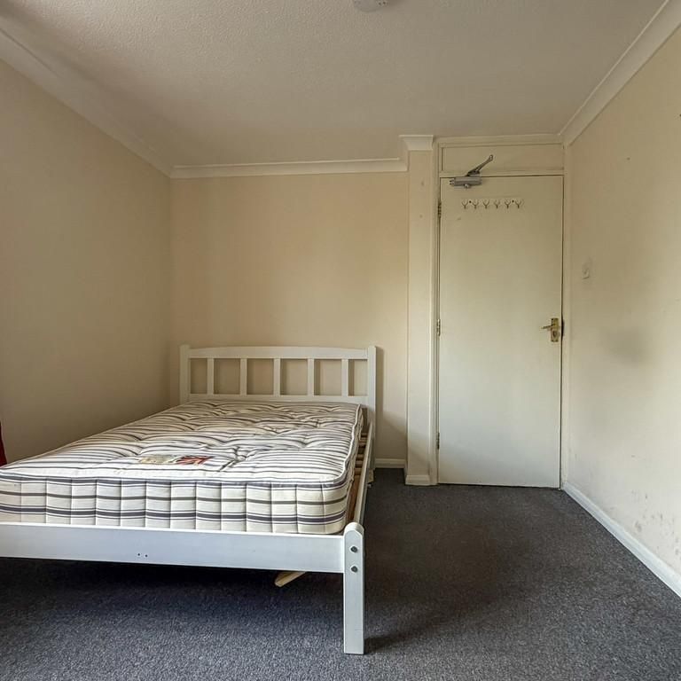 1 bedroom in a house share to rent - Photo 1