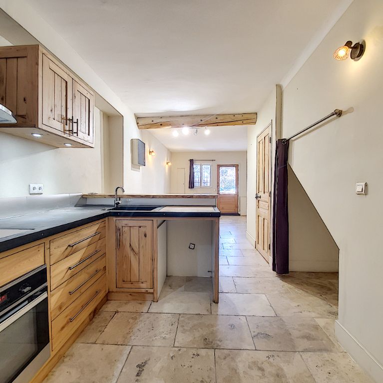 Noves, centre : Maison de village T3 58 m² avec 2 chambres, - Photo 1