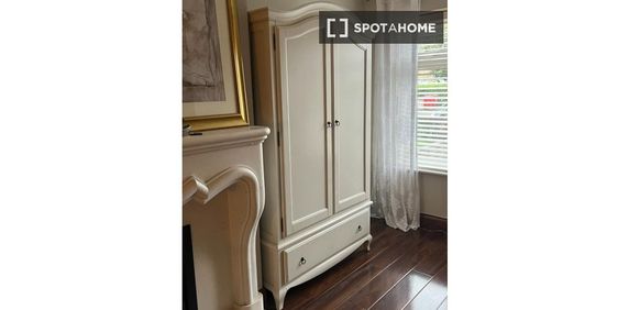 Modern room for rent in 5-bedroom house, Woodstown Village - Photo 2