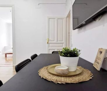 Room in a shared 9-bedroom apartment for rent in Sol, Madrid - Photo 3