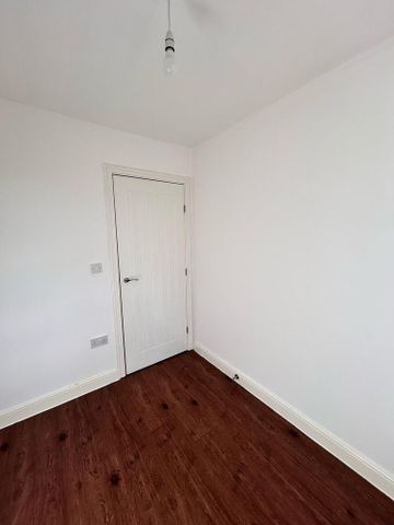 4 bedroom end of terrace house to rent - Photo 2