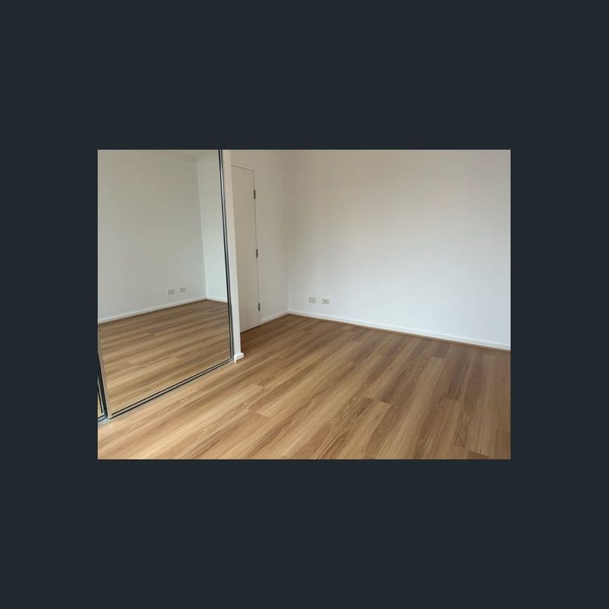 Light-filled, inviting, and easy to maintain for seamless living - Photo 1