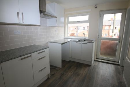 2 bedroom terraced house to rent - Photo 4