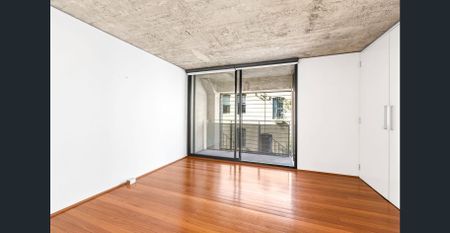 DRAMATIC LOFT-STYLE THREE BEDROOM RESIDENCE IN AWARD-WINNING CONVERSION - Photo 4