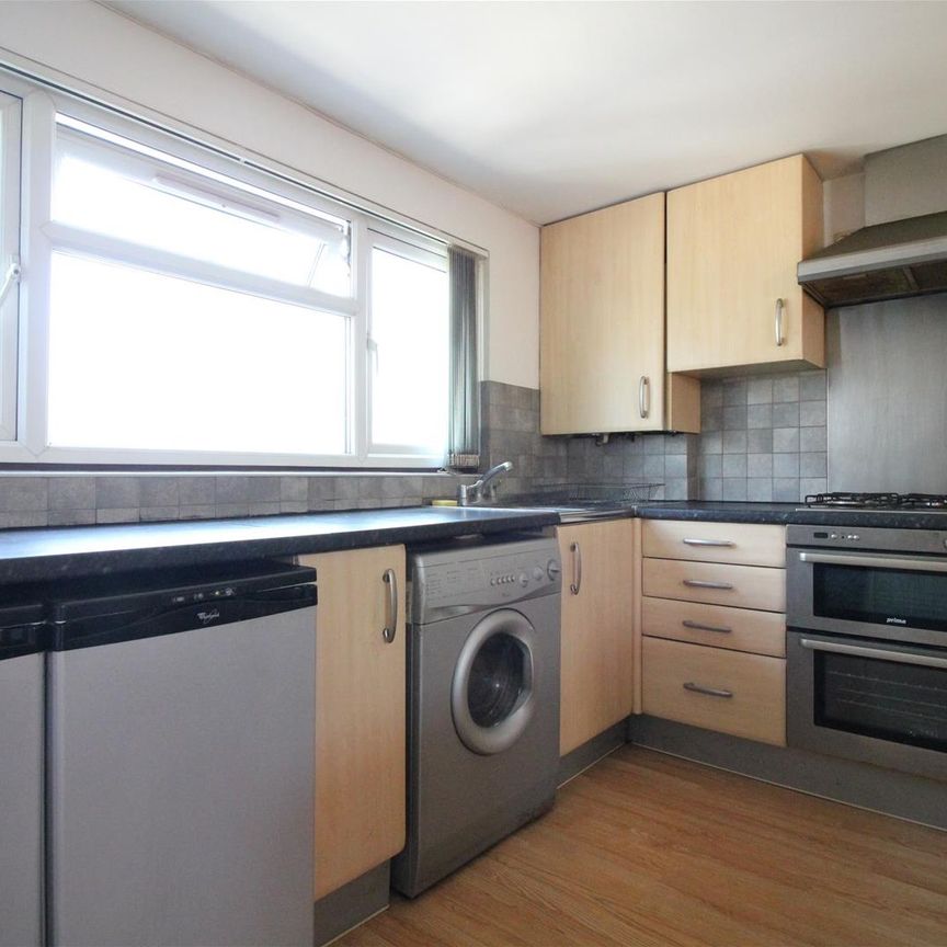 Kingsbridge Crescent, Southall - Photo 1