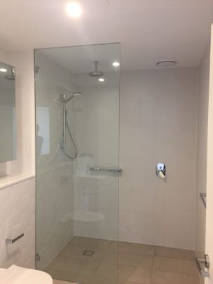 Designer apartment with study area and 1 storage cage - Photo 1