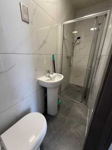 1 bedroom in a house share to rent - Photo 4