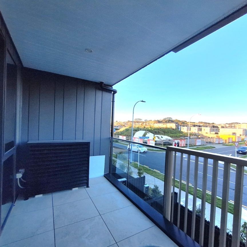 Top Floor Spacious Apartment in Flat Bush - Photo 1