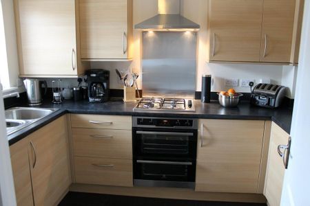 3 bedroom semi-detached house to rent - Photo 5