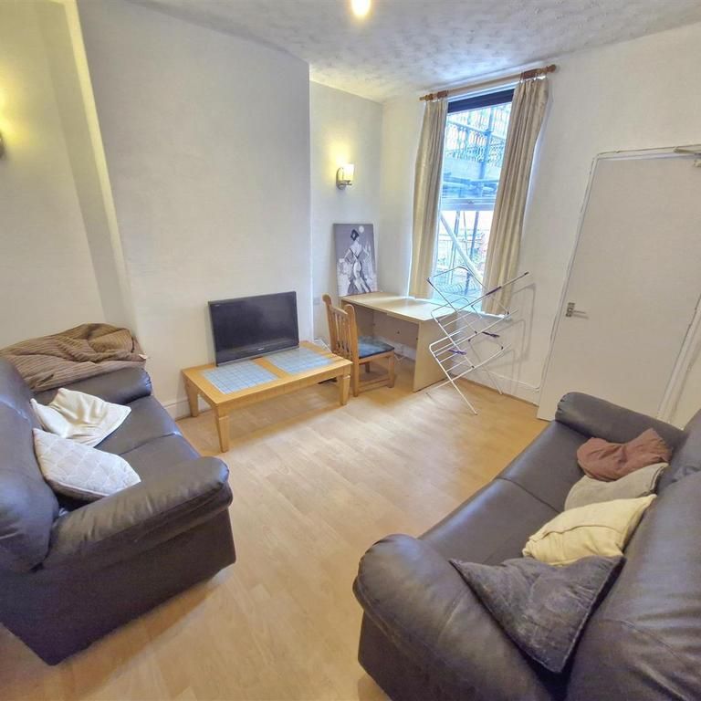 5 bedroom terraced house to rent - Photo 1